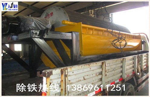 抛丸机永磁筒式磁选机工作原理：  　　经原料矿石筛选后由进料器从宅男视频色版的顶部,通过料斗连接,在流动到顶部的辊子松动,状态下降时,铁磁性材料通过重力和磁力,快速落在滚筒上,并吸附在滚筒表面.  　　非磁性有色金属材料在重力作用下落在磁性材料的外面.这些材料随着筒体的旋转,非磁性材料在重力作用下从气缸下落,在滑槽中.含铁磁性材料吸附在圆筒的表面上并继续旋转,直到其不具有磁力.材料从带式输送机排出,并最终分成含铁材料和无铁材料.  　　3.抛丸机永磁筒磁选机实验  　　潍坊宅男视频下载磁电配备各类选矿实验的磁选设备,型号齐全,优质低价,可定制,并且公司成立了大型选矿实验室,可以普通的金属矿物和非金属矿物加工在机器上和实验室为客户分析其成份,并为客户推荐客户使用相关型号.