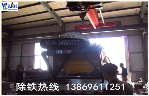 .宅男视频色版筒体产品噪音原因:底箱中有障碍物  　　1.1检查人员检修后将杂物遗留在底箱内;  　　1.2由于管理不善或操作不慎将检查用的小勺头.铁管头.铁丝等杂物掉进底箱内;  　　1.3有些选矿厂用立式泵.回收泵处理泵坑矿泥,这些矿泥打到磁选机的某个系统中,由于矿泥中含有铁丝.螺帽.焊条头.碎钢球.水泥块等杂物,若除渣设备失效,使这些杂物随矿浆进入底箱内,卡在底箱某处与筒体产生撕裂与摩擦声.  　　2.宅男视频色版筒体产生噪音解决措施：  　　2.1宅男视频色版底箱中如有障碍物,发现后要立即停机清理底箱取出障碍物,检查清渣设备是否完好.  　　2.1宅男视频色版筒体耐磨层划坏.筒体磨漏  　　2.3涂刷耐磨层的原料因其配方.温度.时间.卫生等情况不适.耐磨层过早脱落,使筒体磨漏.也有底箱隔板偶然开焊凸起,将耐磨 层划坏等现象.  　　2.4由于某种原因,底箱突然进入锋利的铁器,或底箱中积累的杂物,又得不到及时清理,卡在槽体与磁选机筒体之间,发出撕裂与摩擦声,将耐磨层刮起或磨坏,严重时会把筒体磨漏.  　　​发现以上这些现象都要停机处理,首先将刮起的耐磨层剪断,然后进行修补.并取出底箱里的障碍物,筒体磨漏要更换筒体,定期清理底箱.